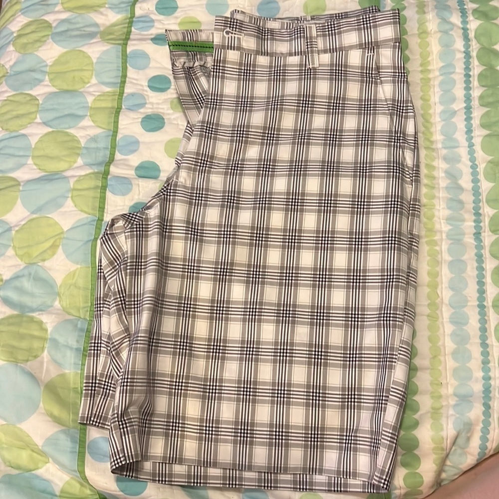 Izod Preform X Golf shorts. Size 32 - Picture 3 of 3